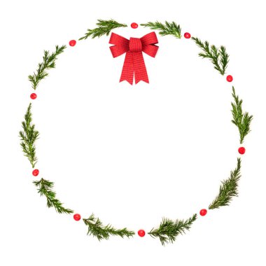 Noel dekoratif çelengi, köknar yayıyla ve beyaz arka planda kış kutsal meyveleriyle. Tebrik kartı, logo, hediye etiketi, davetiye, etiket için en düşük mevsimlik tasarım.