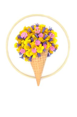 Gerçeküstü bahar çiçekli, tahta çerçeveli beyaz kornet dondurma. Logo ve tebrik kartı için eğlenceli doğa soyut sanat kompozisyonu.