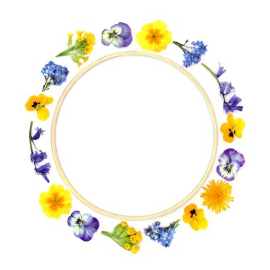 Tahta çerçeveli bahar çiçeği çelengi. Beltane festivali, Anneler Günü, doğum günü, yıldönümü tebrik kartı için çiçek doğası logosu tasarımı. Beyaz üzerine.
