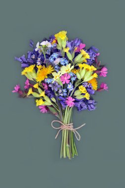 Doğum günü ya da anneler günü hediyesi olarak bir demet kır çiçeği. Bahar Beltane çiçek buketi. Orman ve çayır çiçeklerinin mevsimlik dekorasyonu. Yeşil şişede..