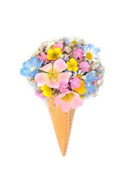 Bahar çiçeklerinden oluşan gerçek üstü eğlenceli bir dondurma korneti ve beyaz arka planda çiçek. Logo ya da tebrik kartı için tuhaf, soyut, yenilebilir gıda eğlence tasarımı.