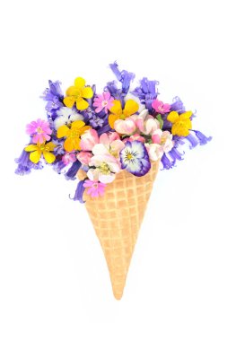 Bahar çiçekli sürreal dondurma korneti. Beyaz arka planda logo dekorasyonu için soyut eğlence, tuhaf bahar çiçekleri..