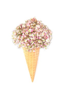 Beyaz arka planda pembe ve beyaz yay dikenli sürreal dondurma korneti. Logo ya da tebrik kartı için tuhaf, soyut, yenilebilir gıda eğlence tasarımı.