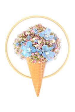Çerçeveli beyaz arka planda bahar dikenleri açan sürreal dondurma korneti. Kaprisli bahar soyut yenilebilir gıda eğlence tasarımı logo veya tebrik kartı.
