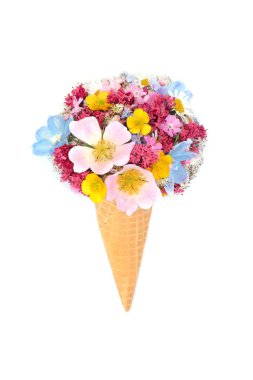 Beyaz arka planda yaz çiçekleri ve çiçek açan sürreal dondurma korneti. Logo ya da tebrik kartı için tuhaf, soyut, yenilebilir gıda eğlence tasarımı.
