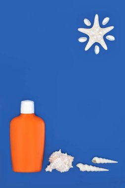 Deniz kabuklu güneş kremi şişesi. Yaz tatilinde güneş yanığı koruması, mavi arka planda deniz yıldızı güneşli plaj için kanser önleyici güneş kremi.