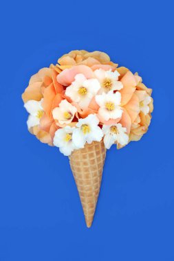 Mavi arka planda portakal çiçeği çiçekli sürreal dondurma kornet tasarımı. Tuhaf, soyut, eğlenceli yiyecek. Tebrik kartı için çiçek güzelliği..