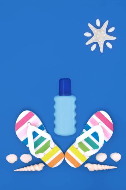 Yaz üstüne yaz, gökkuşağı terlikleri, deniz kabukları. Mavi arka planda tatil sezonu için plaj eşyaları. Eğlenceli soyut deniz yıldızı güneş ışığı tasarımı.