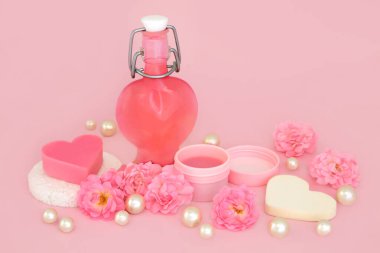 Gül suyu, gül çiçekleri ve incilerle pembe cilt tedavisi için lüks tedavi ürünleri sunar. Egzama, sedef ve akne cilt hastalıklarını yatıştırır..