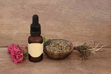Kediotu kökü alternatif bitkisel ilaçlar, tentür şişesi, çiçekler. Uykusuzluk, stres, anksiyete, sindirim sağlığı ve regl kramplarını tedavi etmek için kullanılır. Doğal iyileşme.