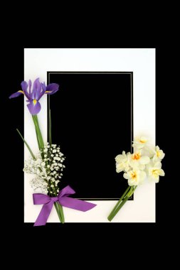 Cenaze kartının RIP hatıra kartı siyah arka planda beyaz çerçeveli çiçeklerle derin bir sempati duyuyor. Huzur İçin Sınır Tasarımı Başınız sağ olsun.