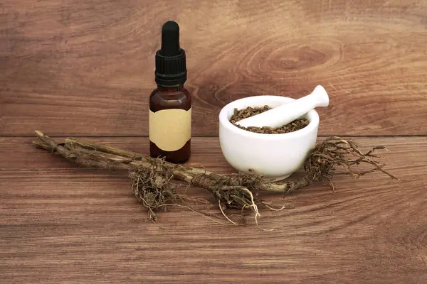 Bitkisel ilaç için havan topu ile Valerian bitki kökü hazırlığı. Uykusuzluk, stres, endişe, sindirim sağlığı, regl sancıları tedavisi. Alternatif doğa tedavisi.