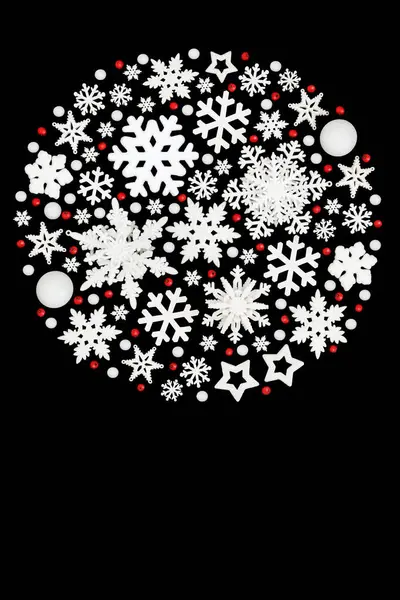 Noel dairesi şekilli süsleme, beyaz takı kar tanesi, yıldız, top şeklinde süslemeler, siyah üzerine kutsal dutlar. Soyut Xmas şenlik teması.