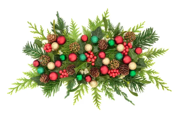 Noel şenliği kırmızısı, yeşil altın takı süslemeleri, kutsal, ökseotu üzümü ve flora. Beyaz üzerinde tatil sezonu için geleneksel Xmas doğa flora tasarımı.  