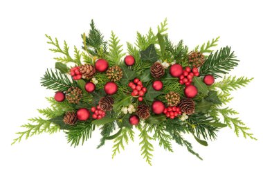 Noel şenlik süslemeleri, yeşil kırmızı çiçek çiçekleri, ökseotu üzümü, sarmaşık, köknar, çam kozalakları. Tatil sezonu için Xmas tasarımı. Tebrik kartı.