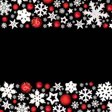 Noel beyaz kar tanesi, yıldız, kırmızı top takı süslemeleri, siyah arka planda dekoratif sınır. Noel tatili için şenlik tasarımı.
