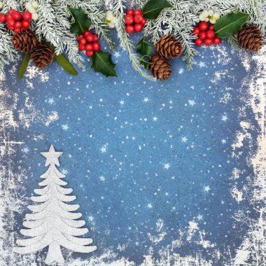 Noel ağacı soyut kış florası süslemesi grunge mavisi arka planda, Holly, kırmızı böğürtlen, ökseotu, kar kaplı köknar. Xmas kartı için soğuk festival tasarımı.