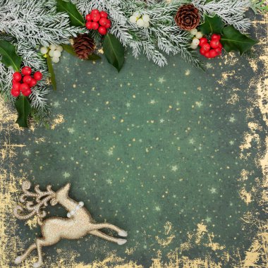 Noel ren geyiği ağacı süslemesi, kutsal kırmızı böğürtlen, kış çiçekleri kar köknarı, grunge yeşil arka plan çerçevesinde ökseotu. Xmas sezonu için şenlik tasarımı 