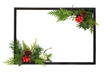 Noel şenlikli siyah sınır çerçevesi, Holly, köknar, beyaz çilekli ökseotu. Minimal geleneksel kış yeşillik bitkisi. Mevsimlik tasarım, Xmas tatil tebrik kartı.