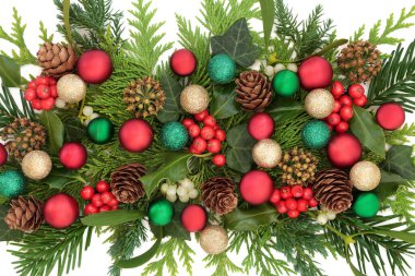 Kırmızı yeşil süslemeli Noel arkaplanı, kutsal, ökseotu üzümü, sarmaşık, köknar, çam kozalağı. Beyaz üzerinde tatil sezonu için Xmas Flora ışıltılı tasarım.