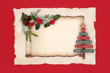 Kırmızı parşömen kağıdı üzerine noel kağıdı, eski ağaç süslemesi, Holly 'nin doğal bitki örtüsü, kış bitkisi. Eski moda neşeli tasarım..  