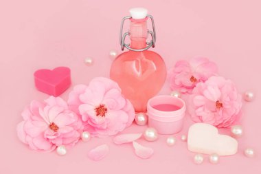 Romantik gül çiçeği spa kadınsı güzellik ürünleri cilt bakımı için pembeye şifa veren kalp şeklindeki inciler. Egzama, sedef ve sivilceleri yatıştırır..
