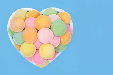 Uçan daire UFO şerbeti. Eski moda tatlı yemek. Mavi üzerine kalp şeklinde yemek. Romantik eğlence çok renkli şeker sembolü. 