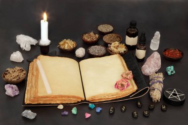 Büyülü ekipmanlı büyücülük konsepti, büyü kitabı, yağlar, bitkiler, mühürler ve esrarengiz şifa amaçlı kristaller. Antik okült geleneği.