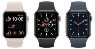 Smartwatch koleksiyonu, beyaz üzerine izole edilmiş gerçekçi ikonlar, teknolojik elektronik cihazlar, kol saati vektör çizimi, ilginç modern elektronik bantlar..