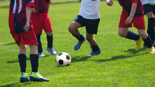 Футболисты Дуэли Траве Бегущей Футбольным Мячом — стоковое фото