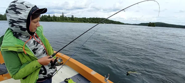 Pescador Joven Está Pescando Barco Lago Sueco Imagen De Stock
