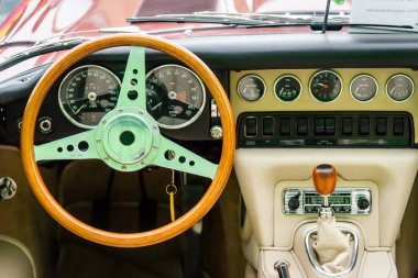 Müzedeki eski arabanın motoru.