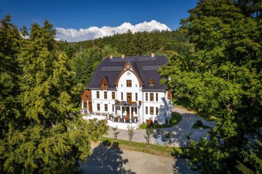 Gluszyca 'daki belediye binası yenilendikten sonra havadan çekilmiş.