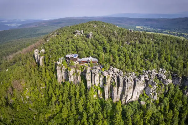 波兰斯托洛韦山国家公园Szczeliniec Wielki的庇护所 图库照片