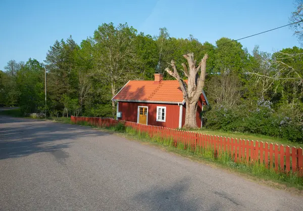 Tradycyjny Czerwony Drewniany Dom Słabo Zaludnionej Południowo Wschodniej Szwecji Dzielnicy Zdjęcia Stockowe bez tantiem