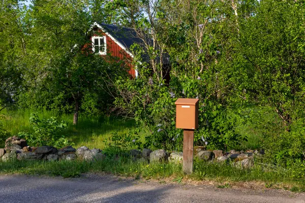 Tradycyjny Czerwony Drewniany Dom Słabo Zaludnionej Południowo Wschodniej Szwecji Dzielnicy Zdjęcie Stockowe
