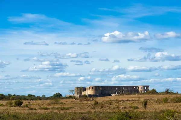 在一个温暖的夏日里 从远处看去 在瑞典的奥兰岛上著名的博格姆城堡的废墟 免版税图库图片