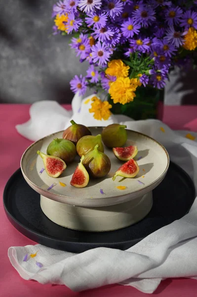Σύκα Φρούτα Τοποθετούνται Ένα Μικρό Πιάτο Ένα Τραπέζι Ένα Τραπεζομάντηλο — Φωτογραφία Αρχείου
