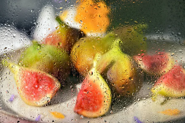 Abstrato Figos Frutas Colocadas Pequeno Prato Atrás Janela Chuvosa — Fotografia de Stock