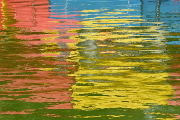 閉鎖カラフルな抽象水の上の反射 — ストック写真