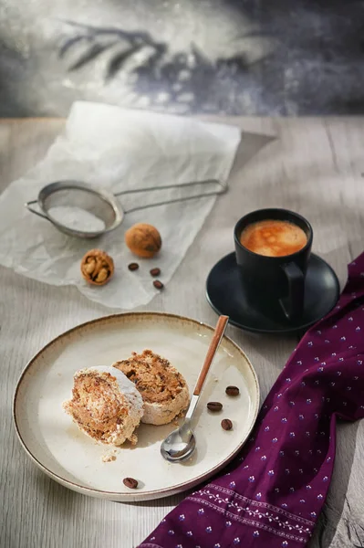 Lekkere Cake Roll Gevuld Met Walnoten Koffie Houten Tafel — Stockfoto