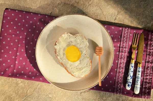 健康早餐 面包和蜂蜜切片中的煎蛋 — 图库照片