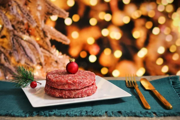牛肉原料切碎的自制肉 顶部有红色圣诞球 — 图库照片