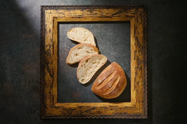 Plastry Domowe Sourdough Chleb Żytni Top View Wnętrze Klasycznej Ramki — Zdjęcie stockowe