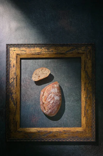 Klasik Çerçevenin Çinde Dilimlenmiş Yapımı Ekşi Çavdar Ekmeği Üst Görünümü — Stok fotoğraf