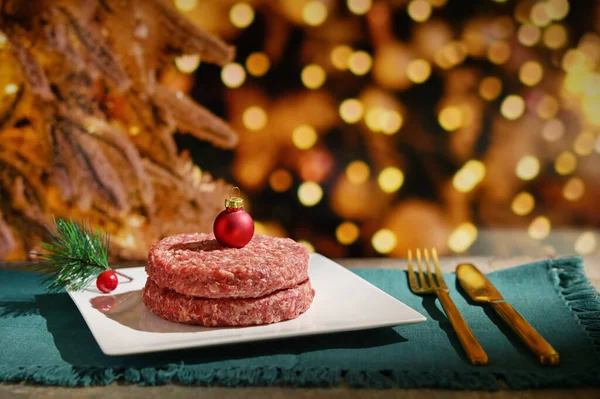 Abstract Rauw Gehakt Zelfgemaakt Vlees Met Rode Kerstbal Bovenop — Stockfoto