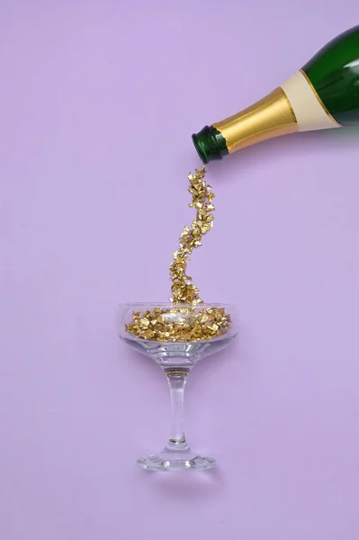 用玻璃瓶倒入香槟 — 图库照片