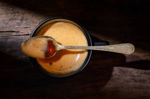 Tazza Espresso Nera Cucchiaio Con Schiuma Sul Tavolo Legno — Foto Stock