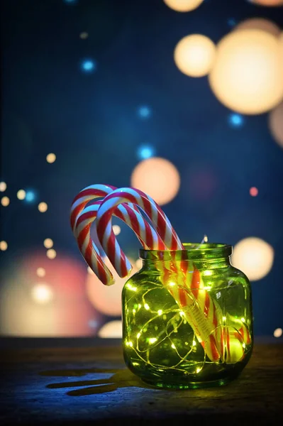Ein Bündel Weihnachtsbonbons Und Led Lichtstreifen Alten Glas — Stockfoto