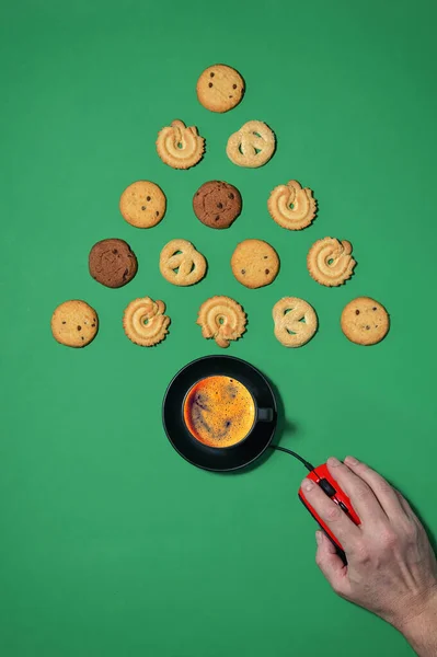 概要クリスマスのためのクッキーとエスプレッソコーヒーを受け入れる — ストック写真